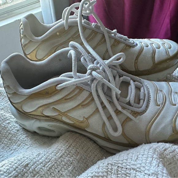 NIKE AIR MAX PLUS WHITE/GOLD - Picture 7 of 8